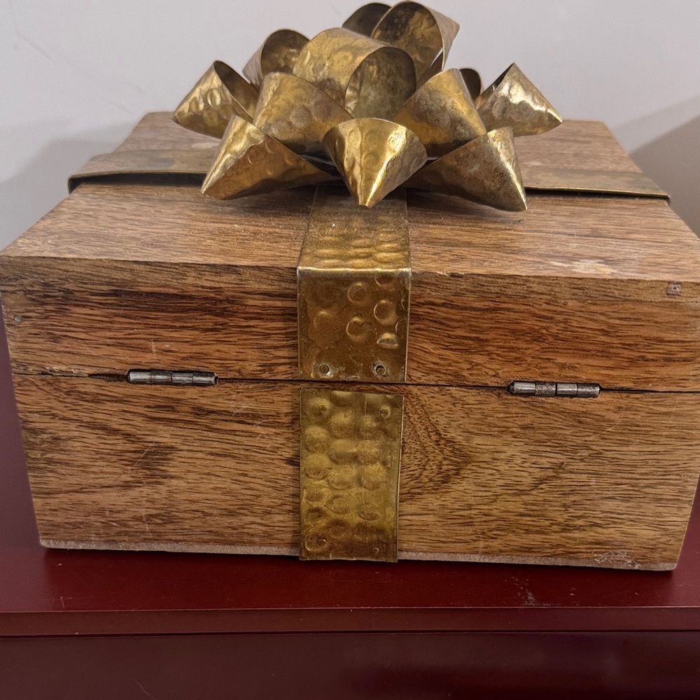 Vintage Wood decorative box with a hammered brass ribbon and bow - Picture 9 of 14